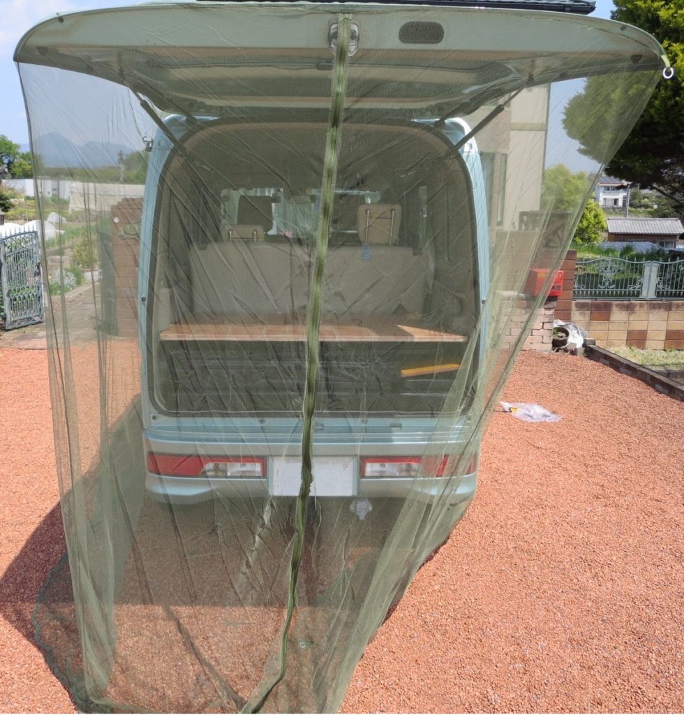 車を覆う蚊帳 – NKJの軽自動車キャンプ