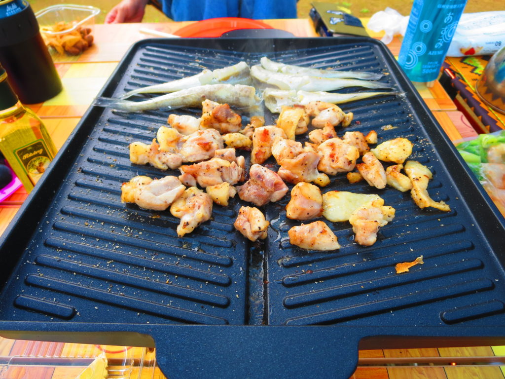 上毛高原キャンプグランドの軽キャンプ　サムギョプサル用の鉄板料理