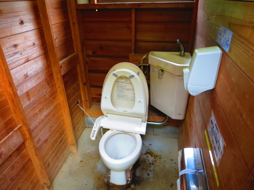 上毛高原キャンプグランドの軽キャンプのトイレ便器