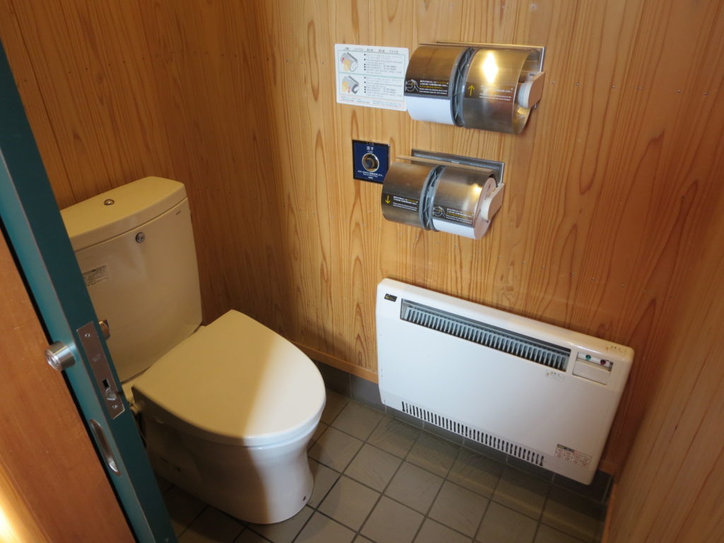 草津温泉、天狗第一駐車場の車中泊のトイレ棟便器