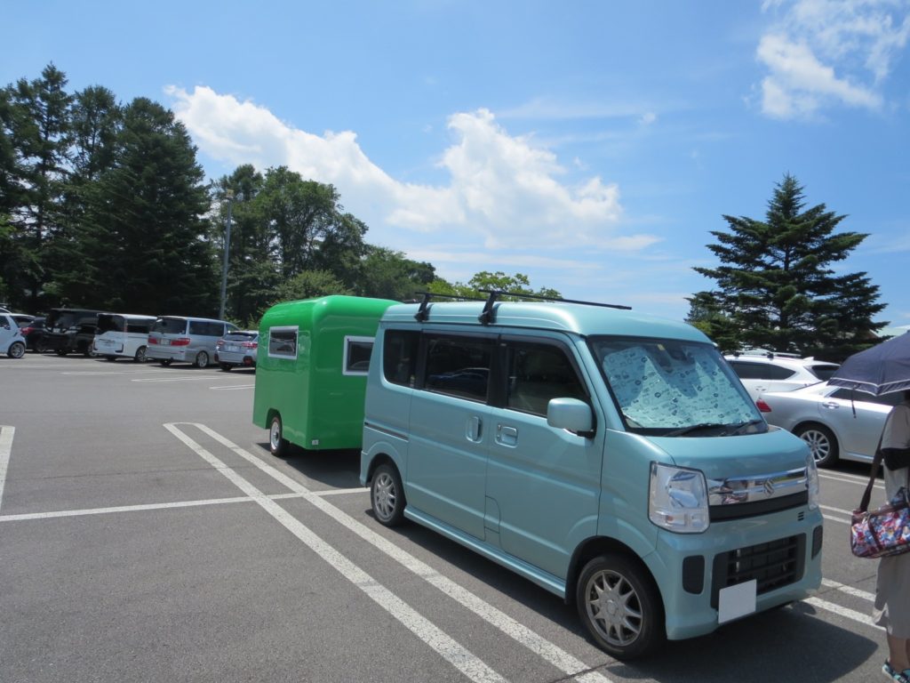 軽井沢ショッピングモールとキャンピングトレーラーの幌馬車くんの車中泊　駐車場風景