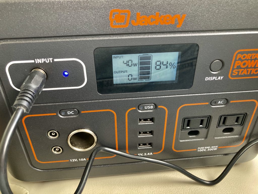 Jackery ポータブル電源 700 のシガーソケットでの充電前のバッテリー残量