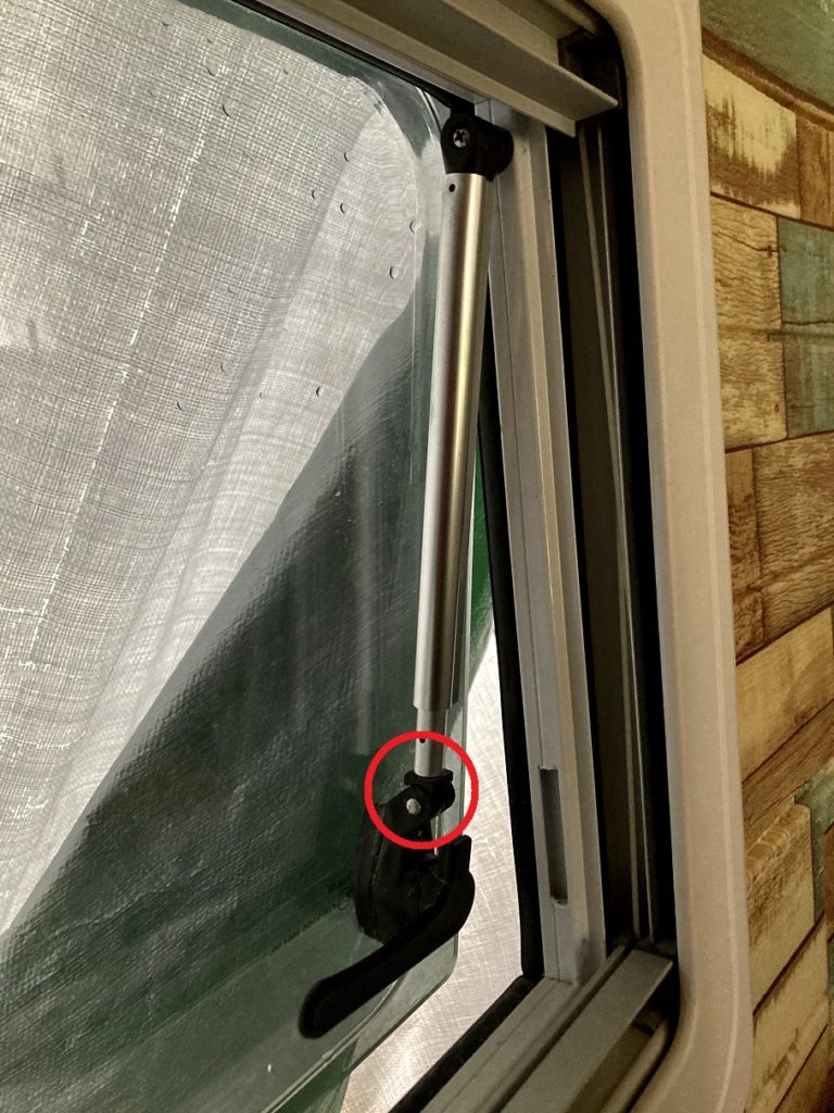 幌馬車くんの窓のシャフト部分の破損修理完了