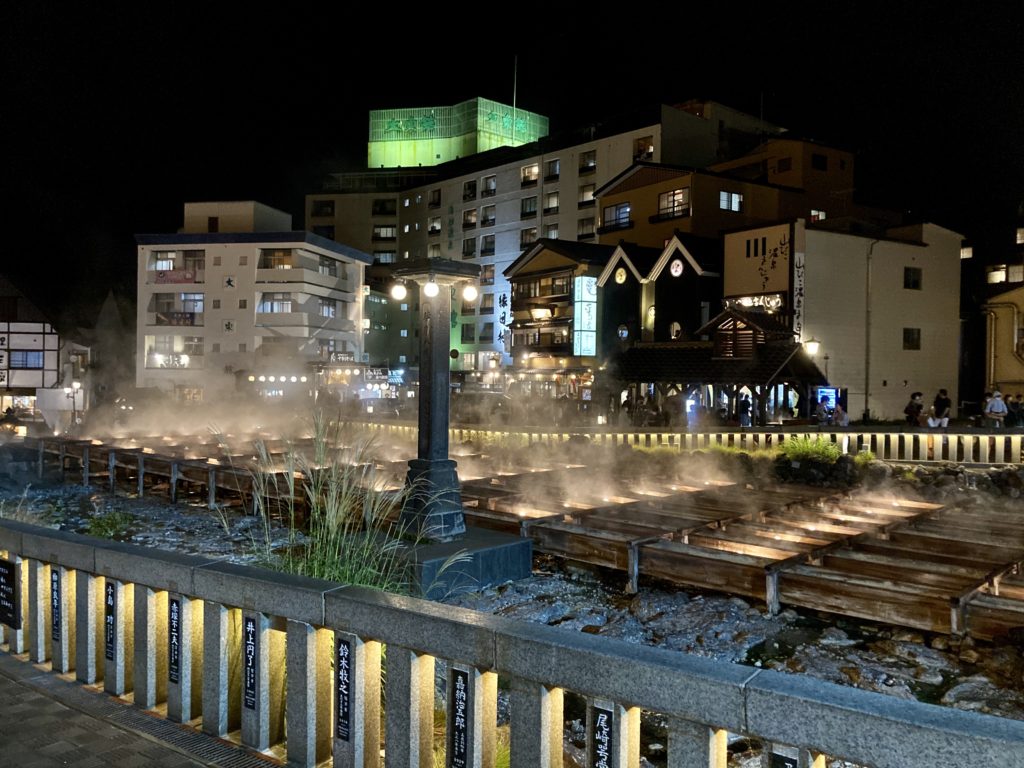草津温泉の湯畑の夜の写真