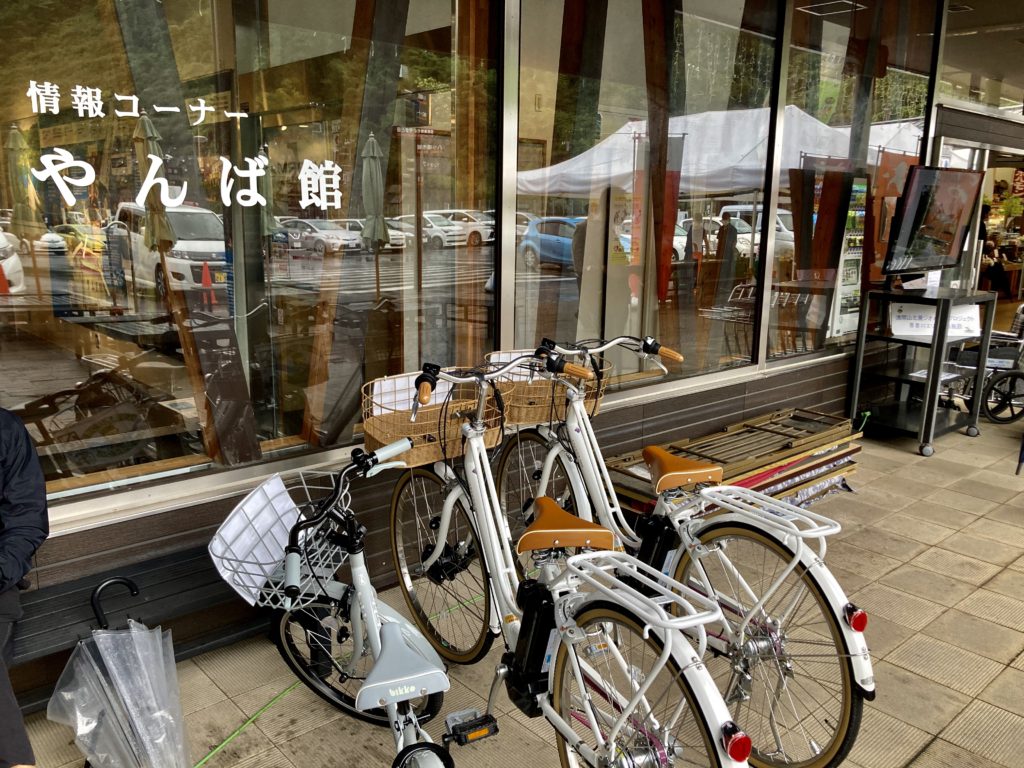 道の駅「八ッ場ふるさと館」の情報コーナーやんば館にある電動自転車のレンタル