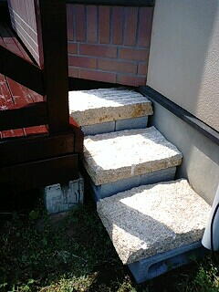 ウッドデッキ階段の石材と重量ブロック