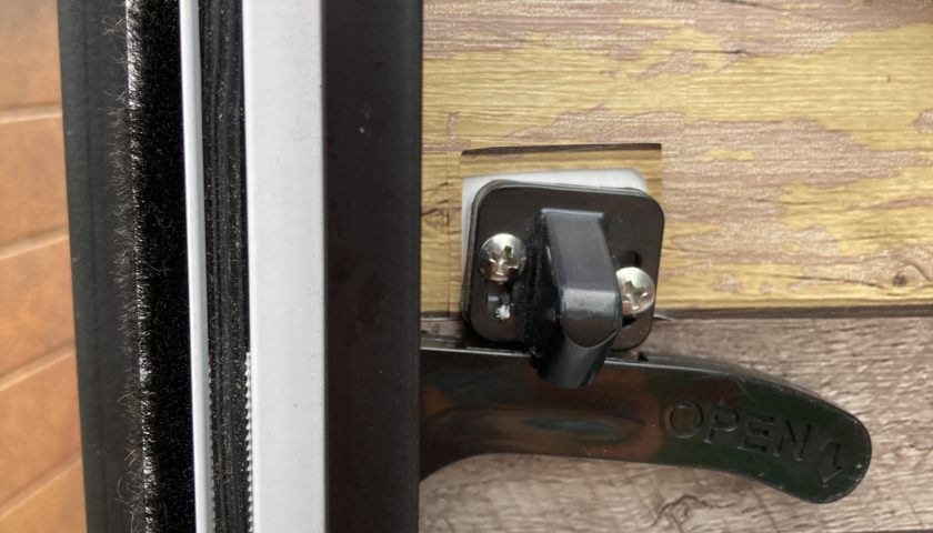 ドアの網戸のドアノブ調整・修理