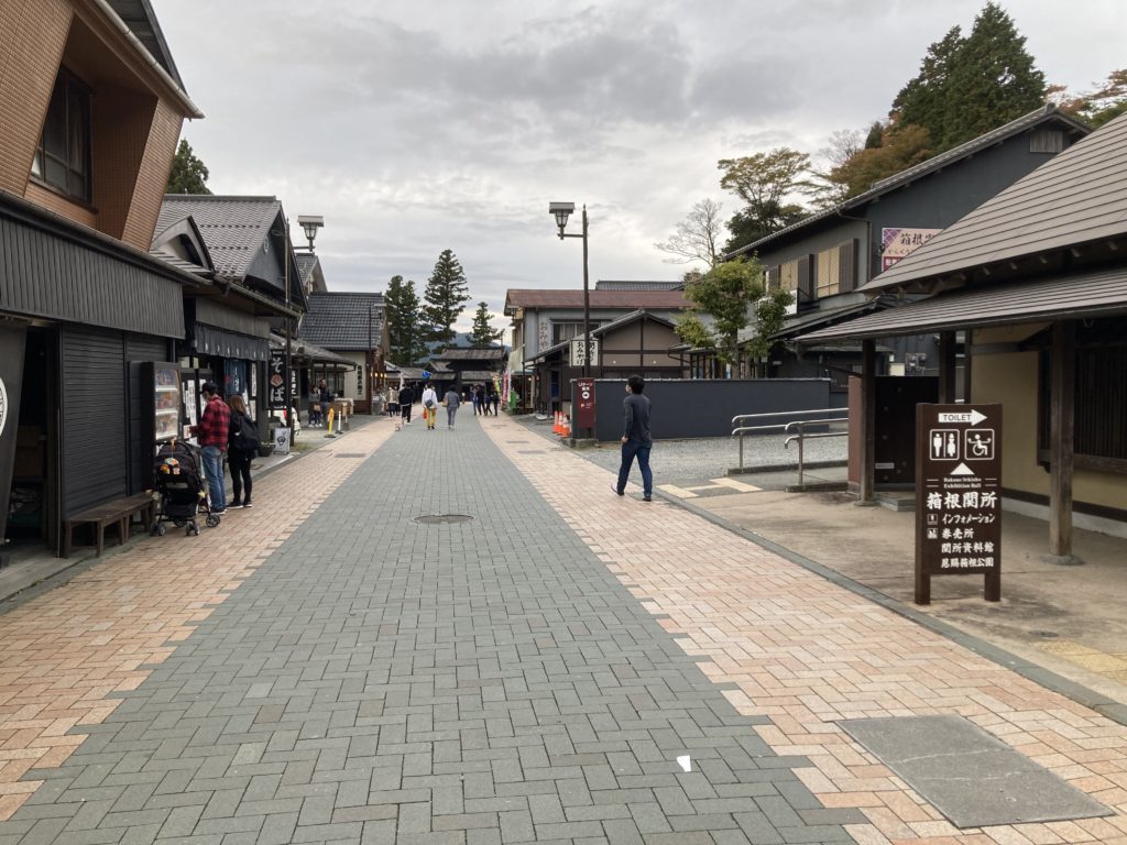軽キャンピングトレーラーの幌馬車くんで行く箱根の芦ノ湖と箱根関所観光のお土産屋