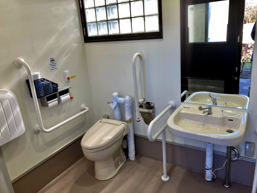 渋川市総合公園キャンプ場のテントサイトの駐車場のトイレ