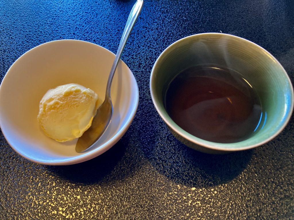 大洗サンビーチ近くの宮田であんこう鍋づくしコースを食べた時のデザートのサツマイモのアイス