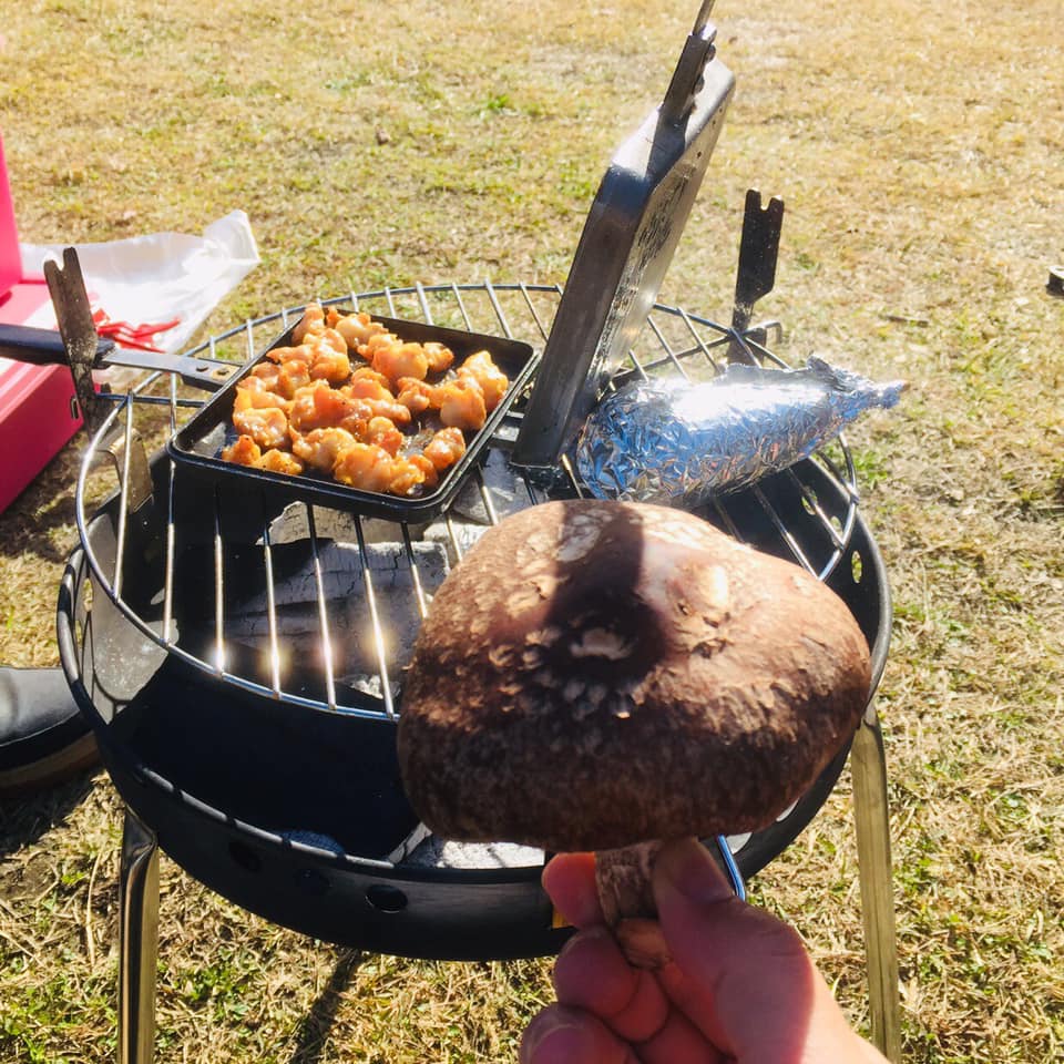 矢板　城の湯キャンプ場で焚火台の上でホットサンドメーカーを使って調理。巨大しいたけも焼いてみる