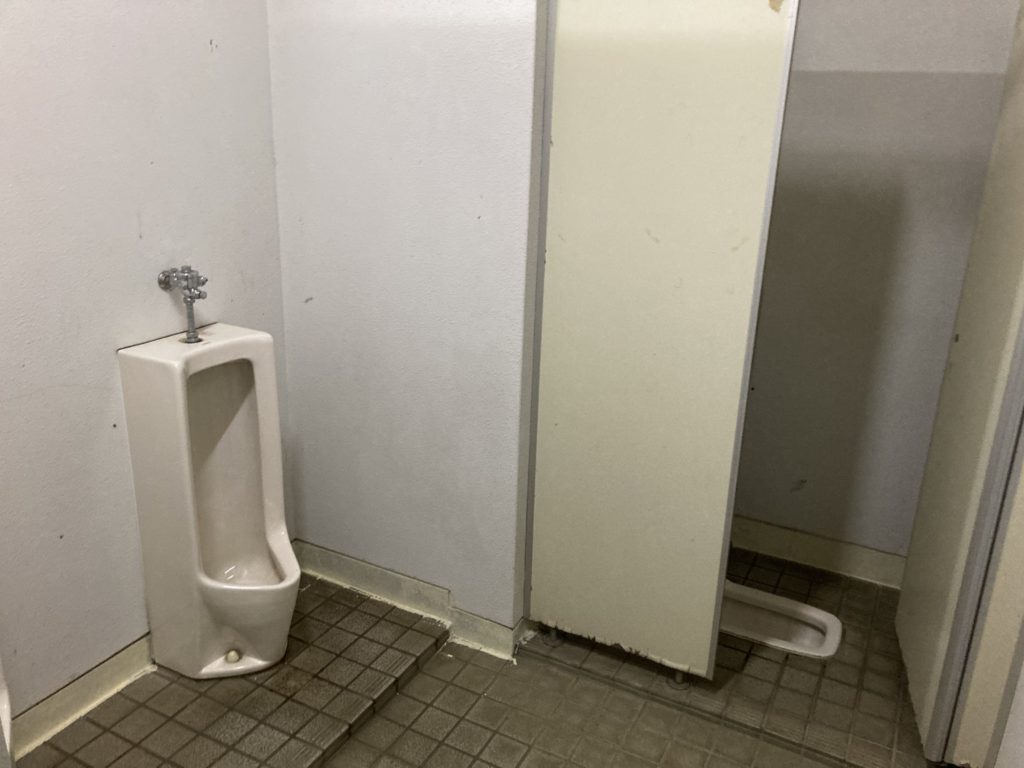 幌馬車くんと行く軽キャンピングトレーラー車中泊で矢坂城の湯RVパークのトイレ棟