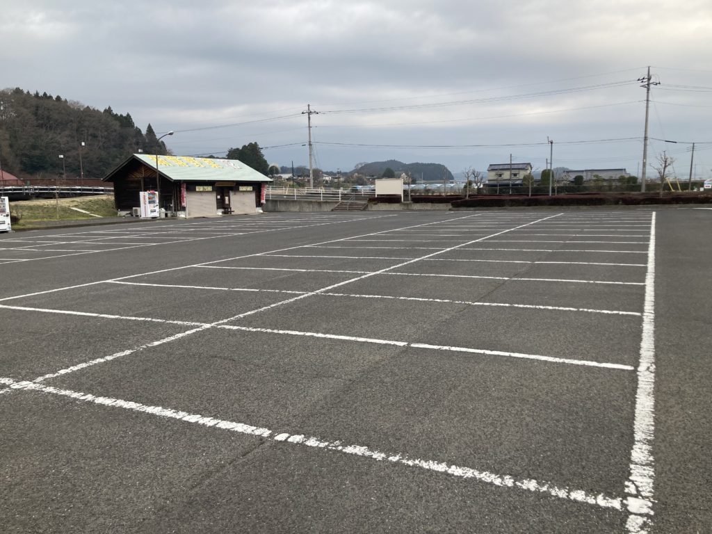 幌馬車くんと行く軽キャンピングトレーラー車中泊で矢坂城の湯温泉の第一駐車場朝の風景