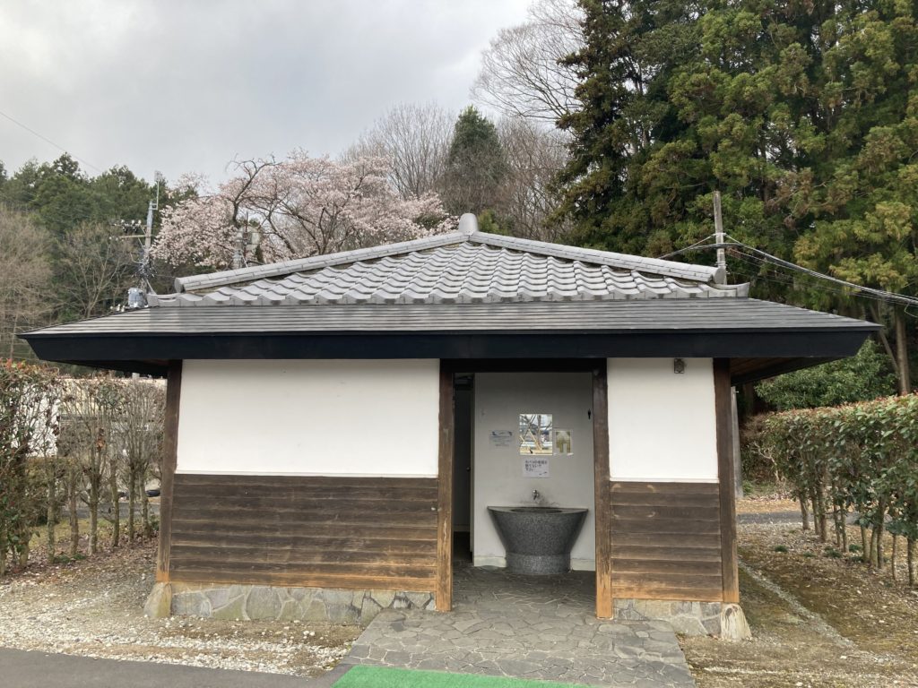 幌馬車くんと行く軽キャンピングトレーラー車中泊で矢坂城の湯RVパークのトイレ棟