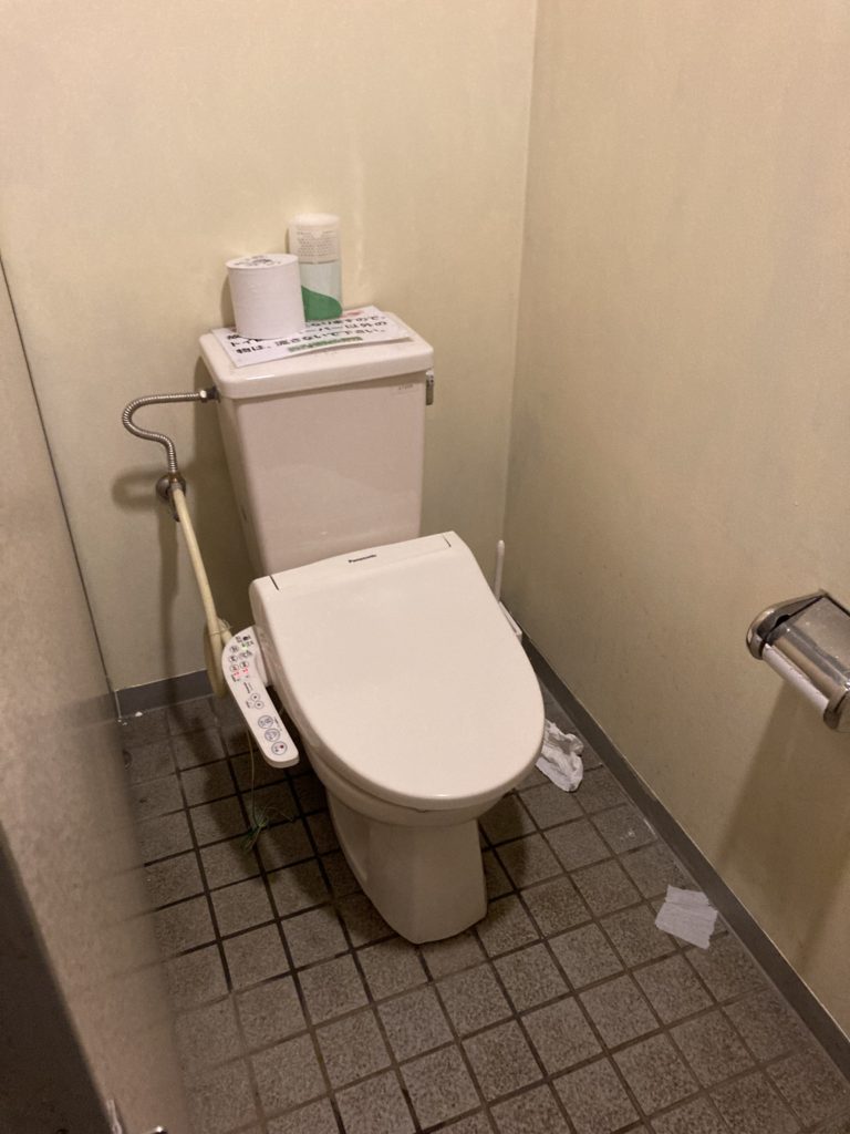 幌馬車くんと行く軽キャンピングトレーラー車中泊で矢坂城の湯RVパークのバーベキュー施設のトイレ