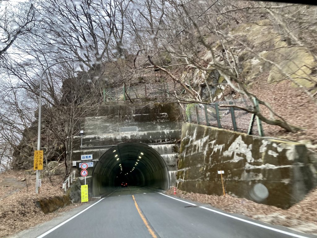 幌馬車くんと行く軽キャンピングトレーラー車中泊で3月下旬の沢入トンネル（残雪は無し）

