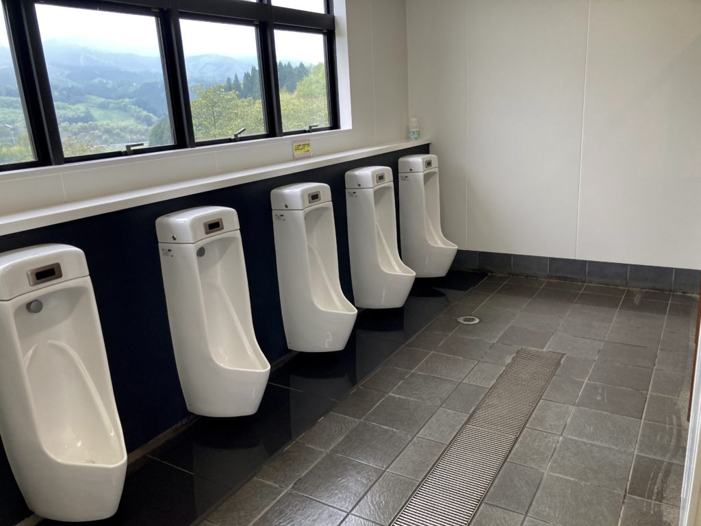 道の駅「中山盆地」トイレ棟の男子トイレ