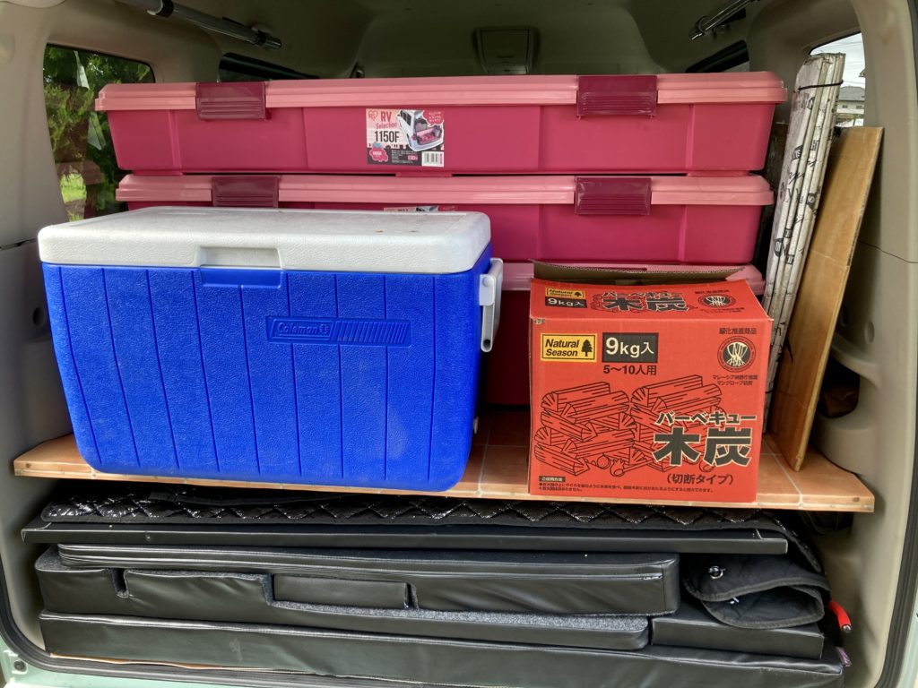 エブリィワゴンの荷室にアイリスオーヤマのRVBOXの115Dと1150Fを積んでみた