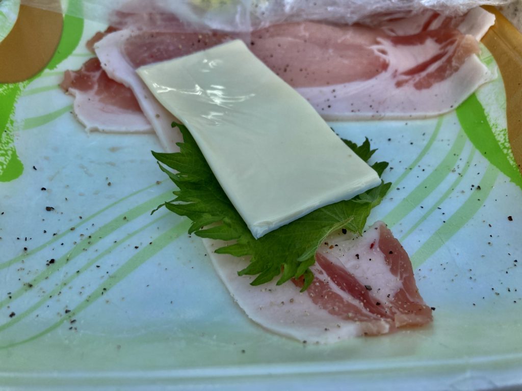 北軽井沢スウィートグラスでバウルーのホットサンドメーカー料理でチーズと大葉の豚ロース焼き