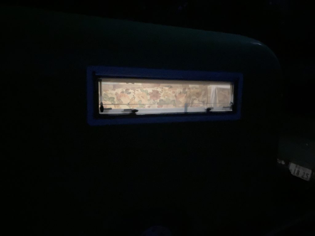 幌馬車くんの窓にマジックミラーフィルムを貼ってみた