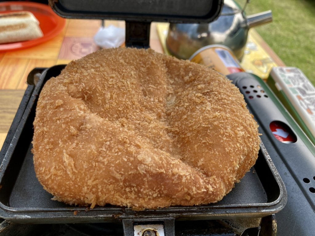バウルーで作るホットサンドメーカーの変わり種料理で大きなハンバーグパンを焼く