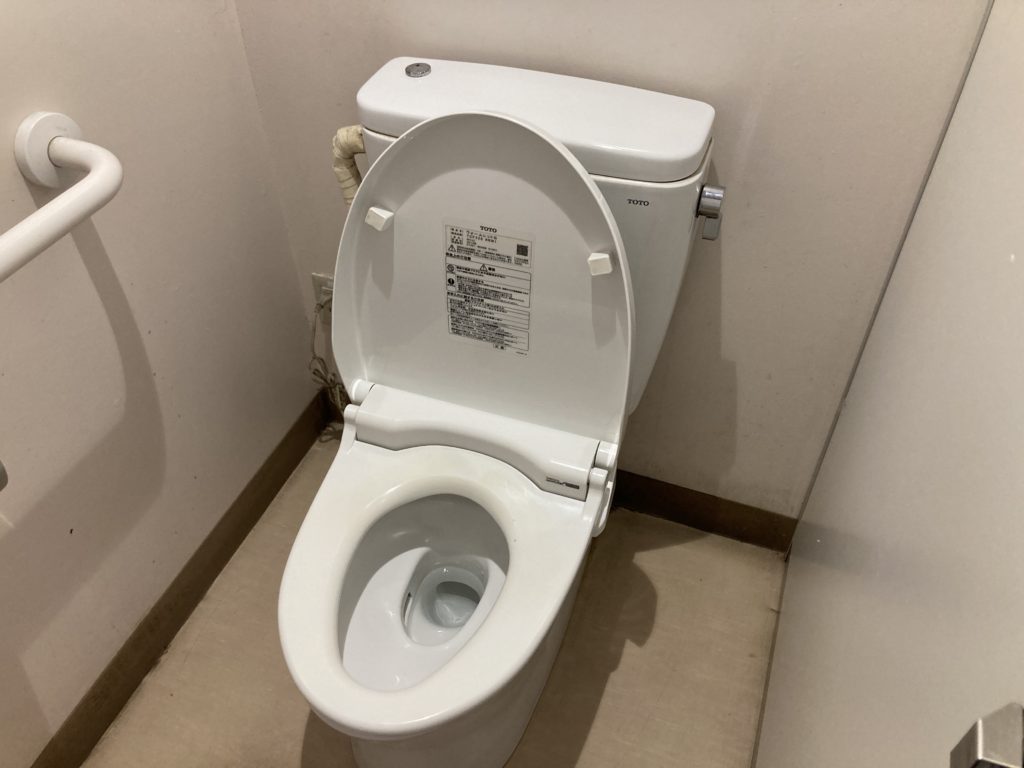 草津温泉「湯畑観光駐車場」一階のトイレ写真