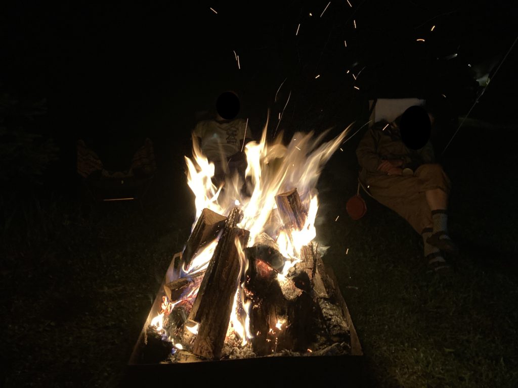 無印良品カンパーニャ嬬恋キャンプで焚火