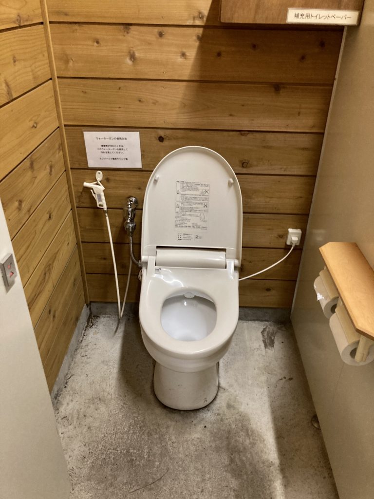 無印良品カンパーニャ嬬恋キャンプ場のトイレの便座（ウオシュレット無し）