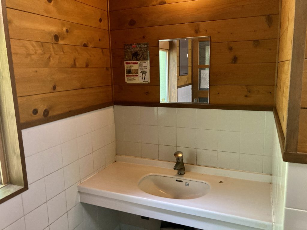 湯の湖　日光湯元キャンプ場で使える公衆トイレの洗面台