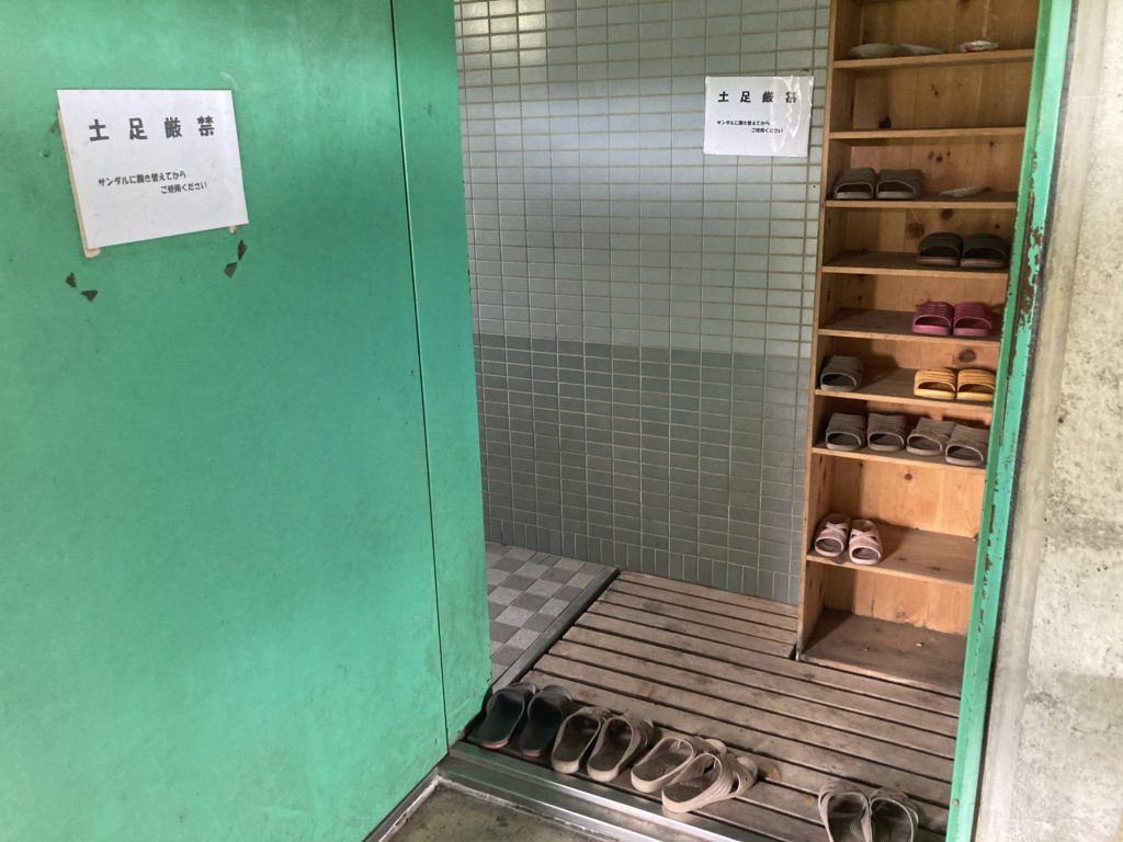 嬬恋のバラキ高原キャンプ場のトイレ入口