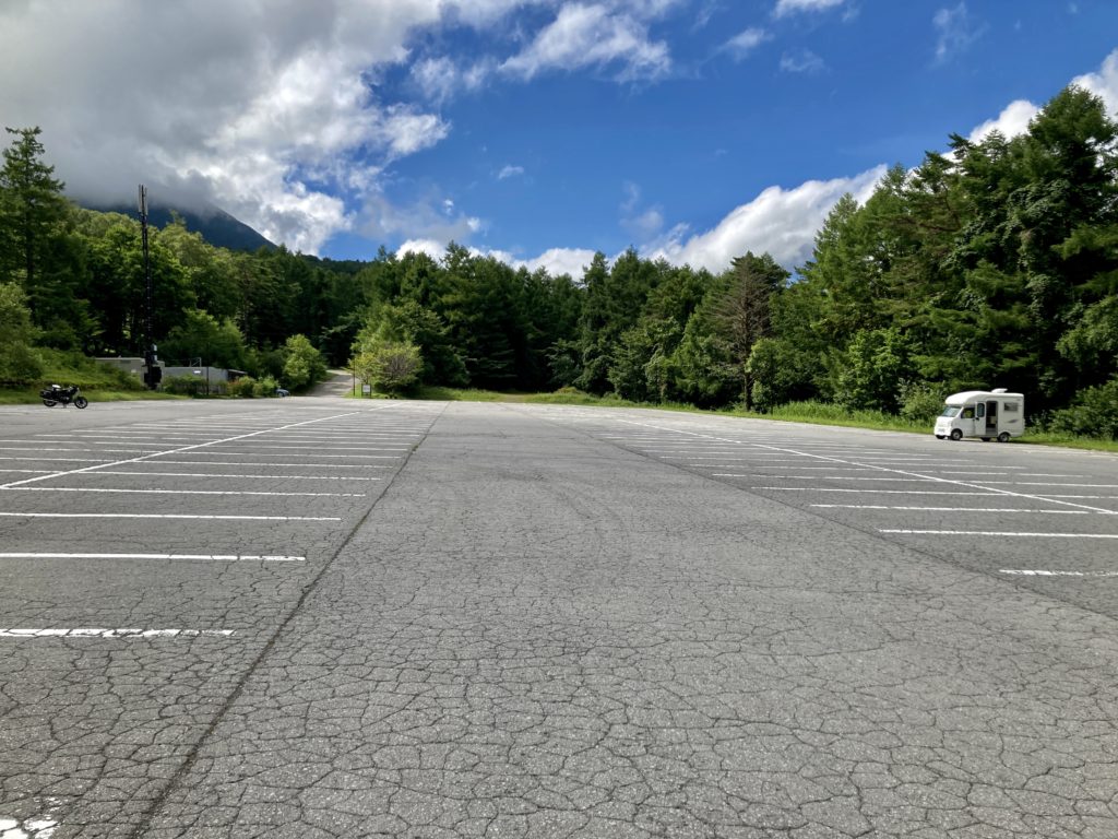 軽キャンピングトレーラーの幌馬車くんで行く女神湖の無料駐車場（南）の写真