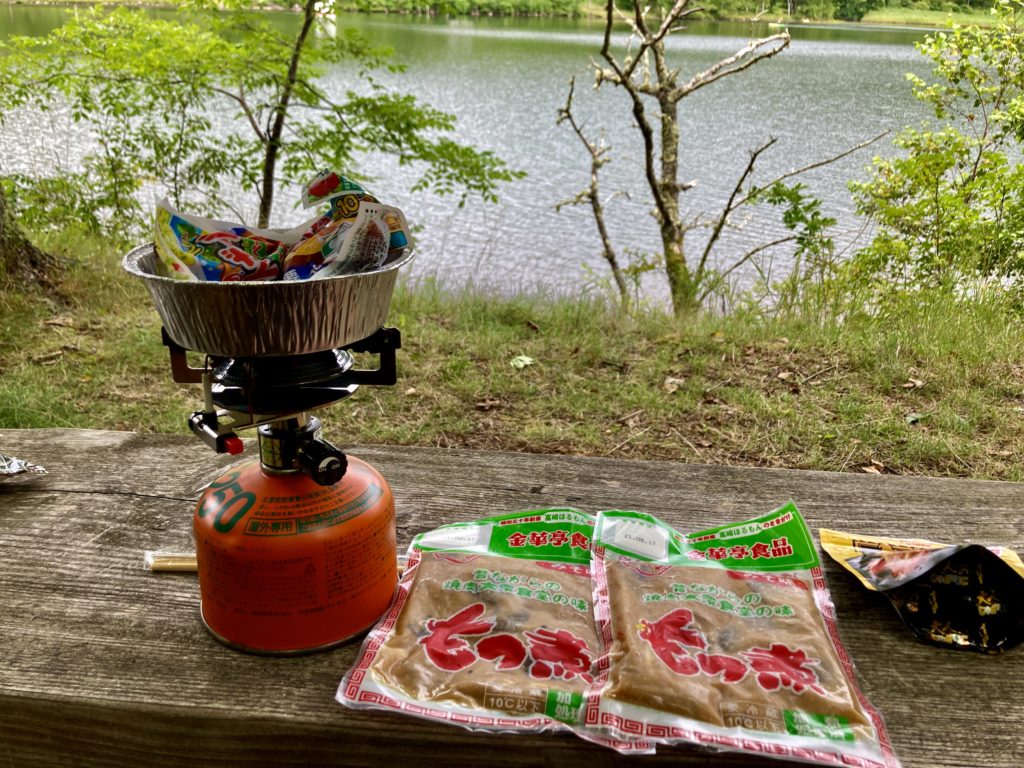 女神湖のほとりでランチ散策で湯煎で食べる