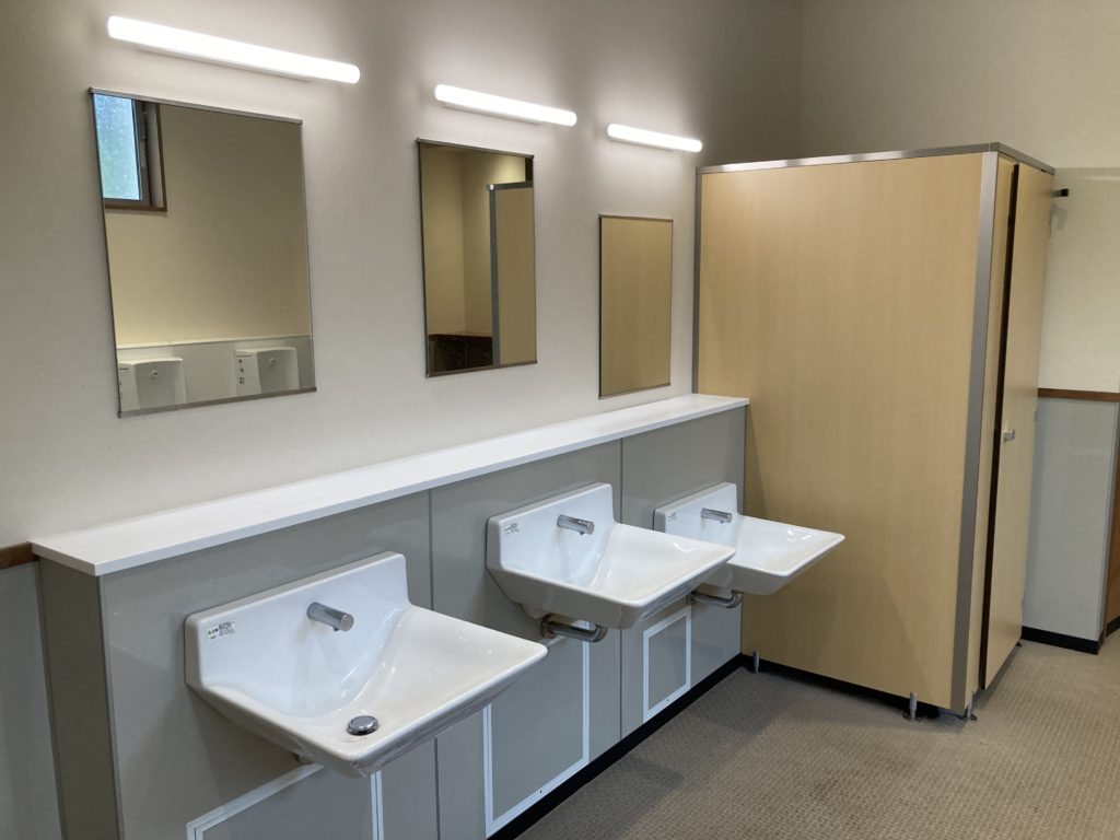 女神湖の無料駐車場（南）の新築したトイレの洗面台