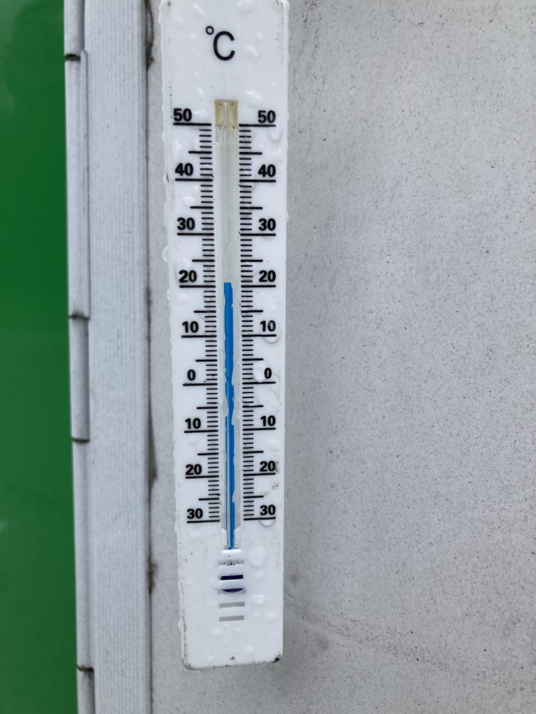 軽キャンピングトレーラーの幌馬車くんで行く女神湖の無料駐車場（南）の8月の夕方の気温は21℃