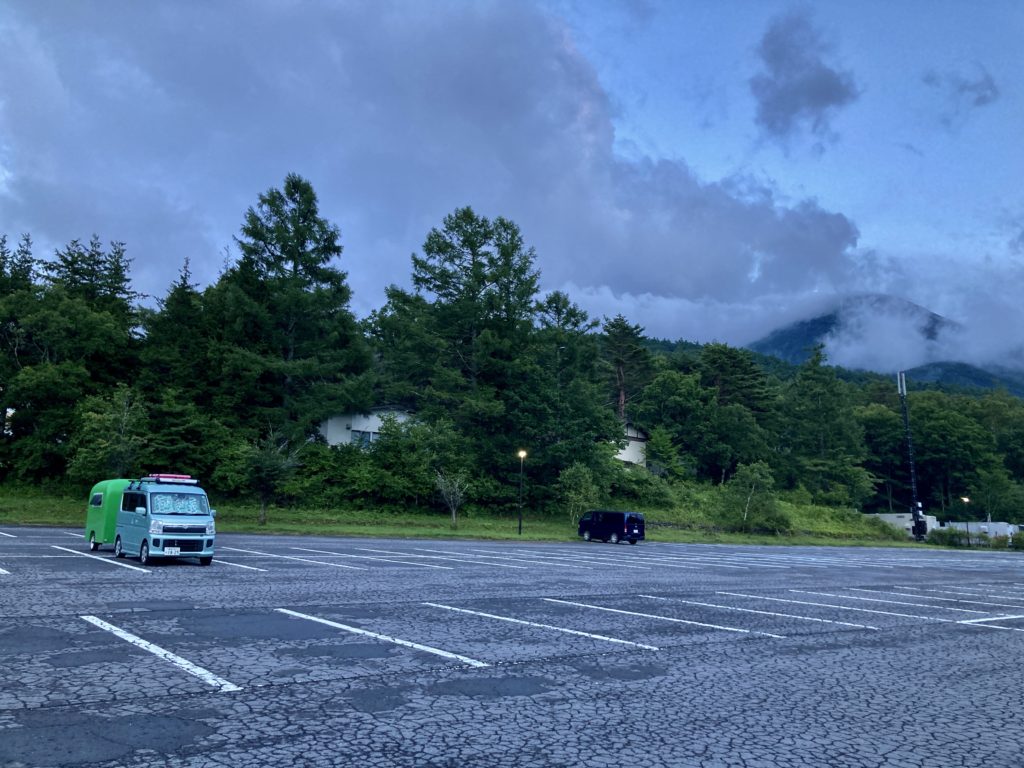 軽キャンピングトレーラーの幌馬車くんで行く女神湖の無料駐車場（南）の夕方