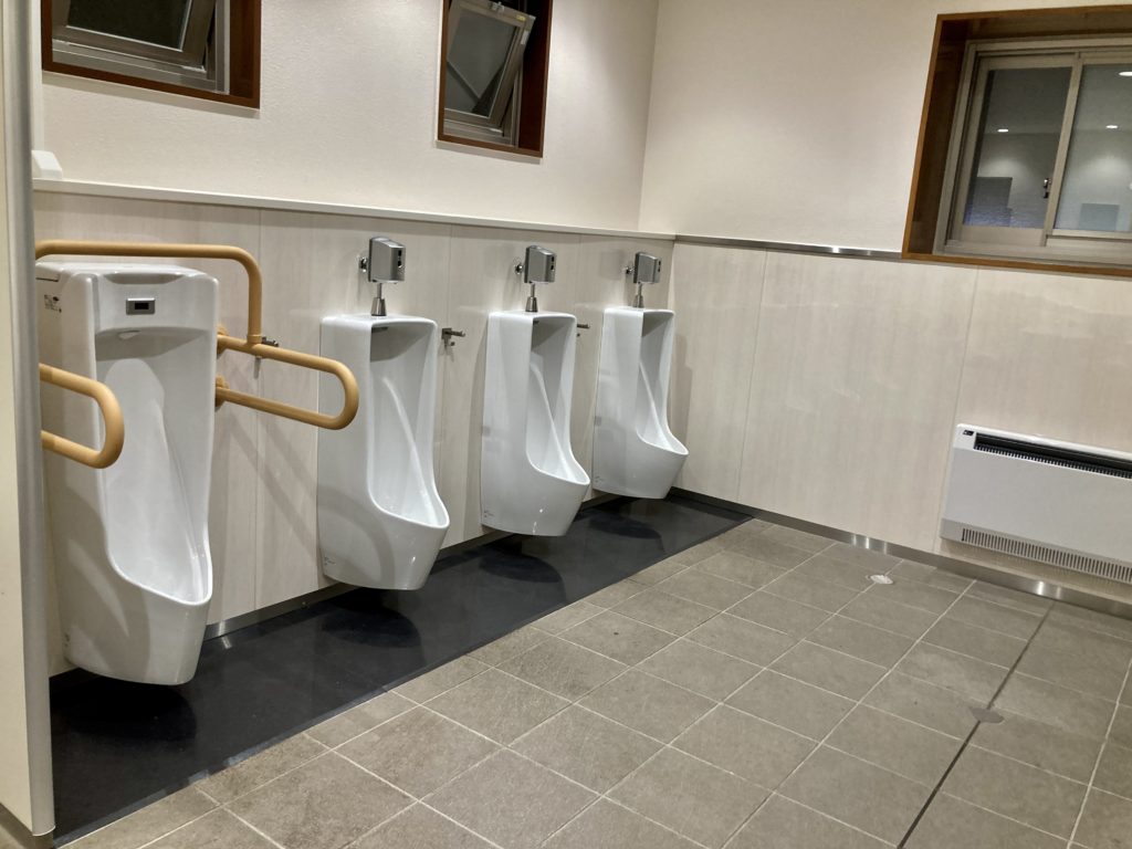 道の駅「北信州やまのうち」の24時間使えるトイレの男子トイレ