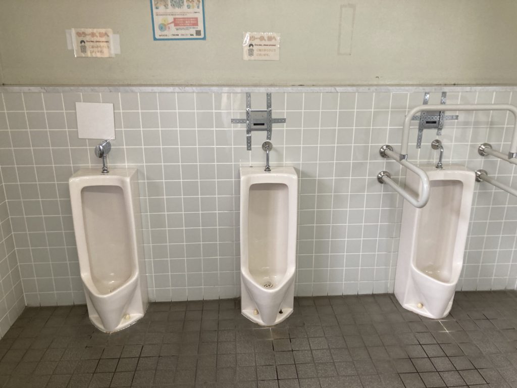道の駅「北信州やまのうち」の道路反対側のもう一つの車中泊候補地の男子トイレ