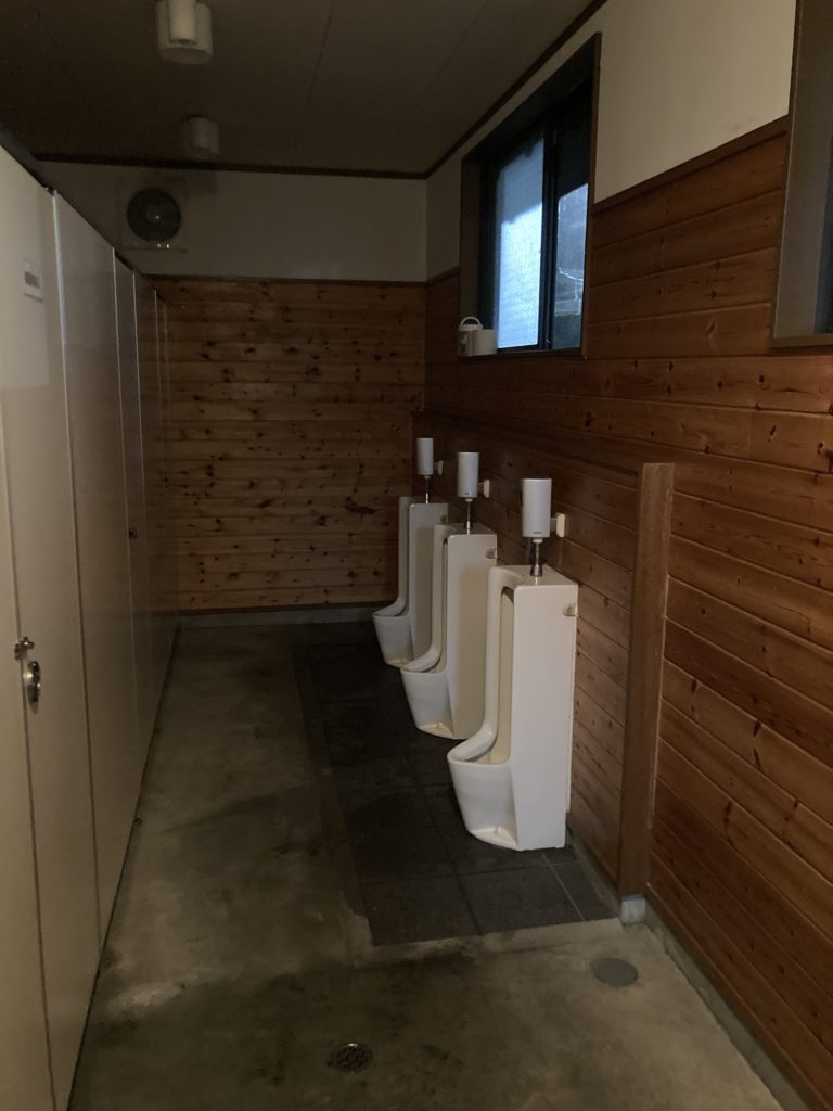 尾瀬の駐車場「尾瀬第一駐車場(尾瀬戸倉)」にあるトイレの男子トイレ