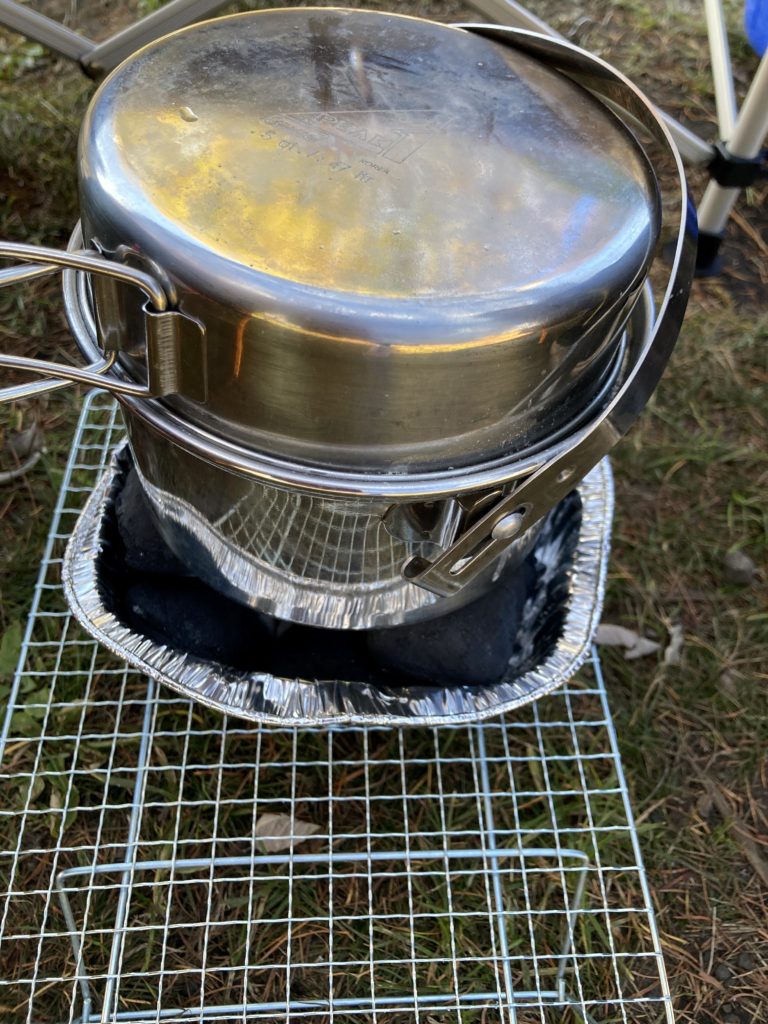 豆炭で鍋を温める