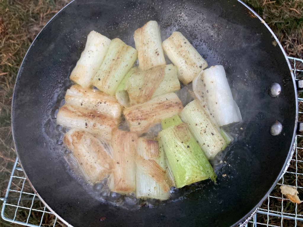 無印良品カンパーニャ嬬恋キャンプ場でフライパンで料理　ネギのバター焼き
