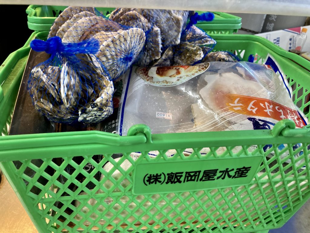 大洗海鮮市場で海鮮バーベキューの買い物