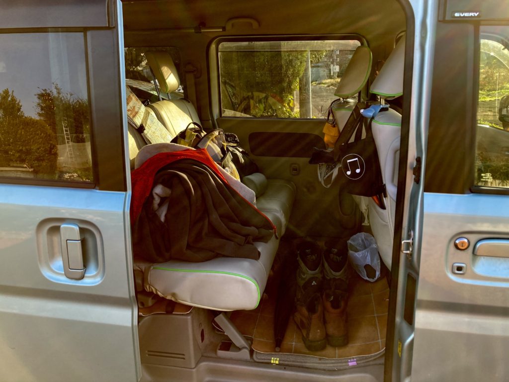 一松海岸駐車場のトレーラー車中泊でのエブリイワゴンの荷物
