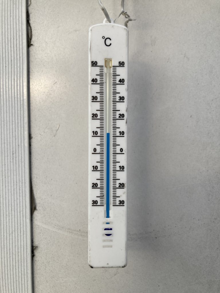 11月の一松海水浴場の駐車場の朝の気温は12℃