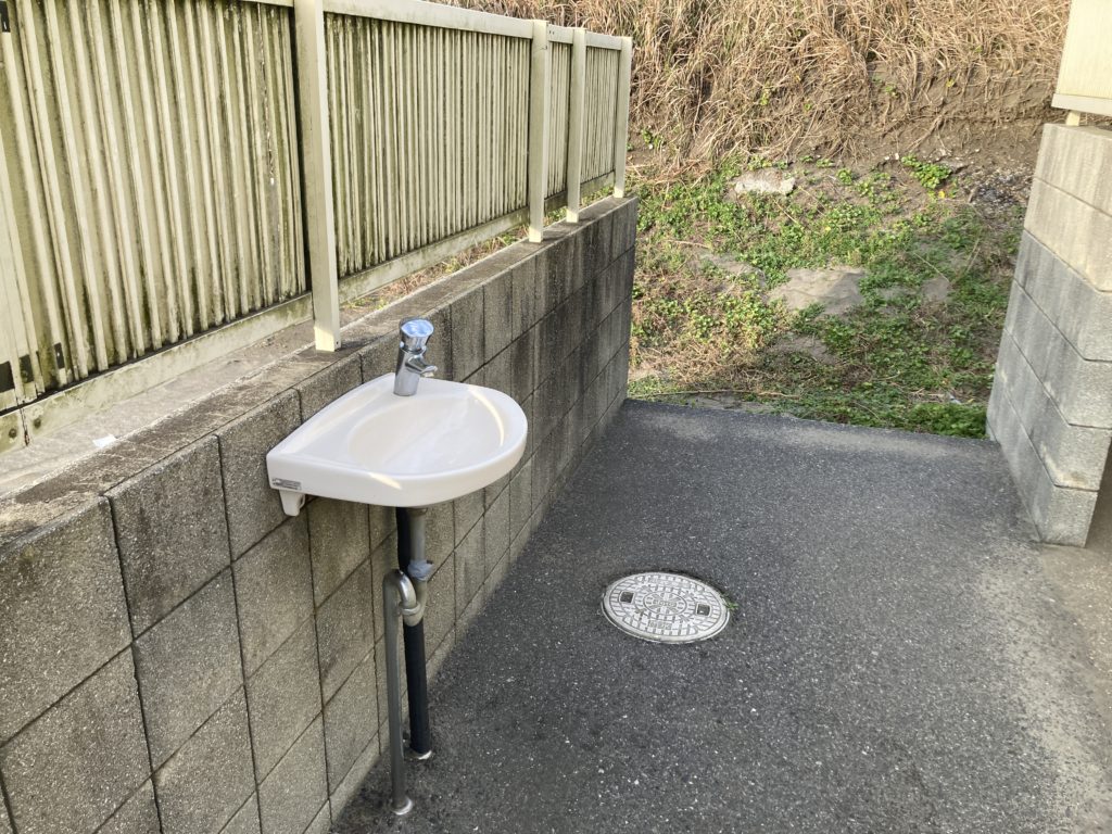 一松海岸海水浴場の駐車場のトイレの手洗い場