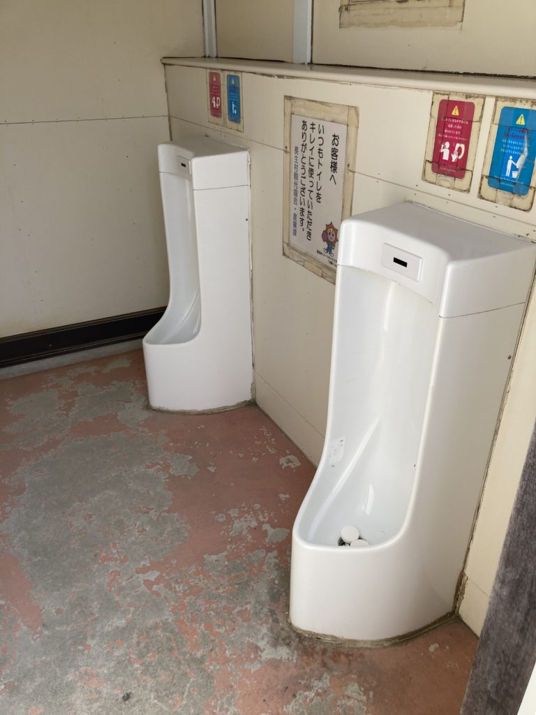 一松海岸海水浴場の駐車場のトイレの男子トイレ