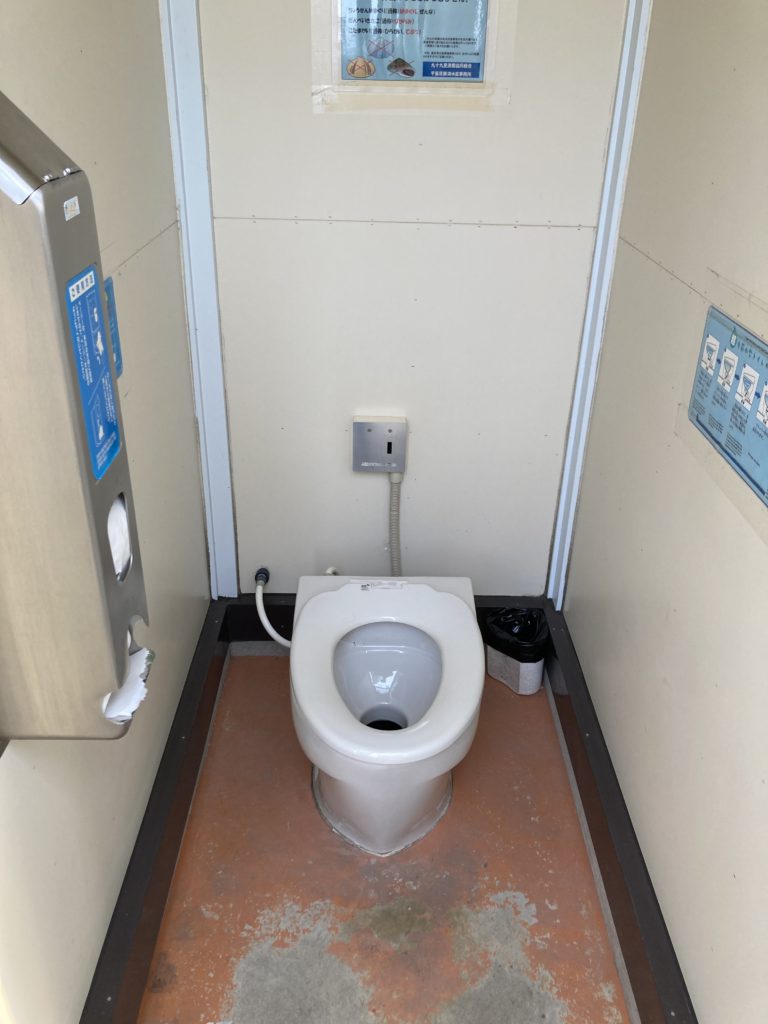 一松海岸海水浴場の駐車場のトイレの便座