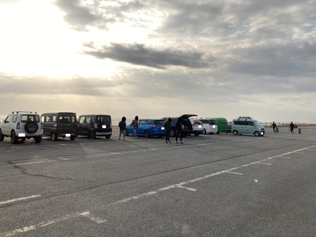 軽キャンピングトレーラーの幌馬車くんで行く一松海岸駐車場のトレーラー車中泊の朝の駐車場混雑度