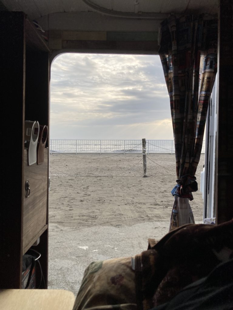 軽キャンピングトレーラーの幌馬車くんで行く一松海岸駐車場のトレーラー車中泊での海辺の風景