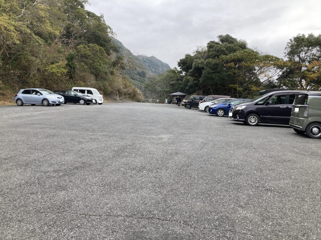 鋸山日本寺の鋸山登山自動車道の中腹の駐車場