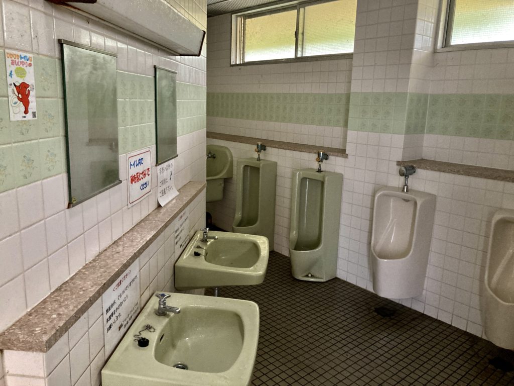 道の駅「南房パラダイス」の24時間使えるトイレの男子トイレ